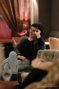 Laurence Gossart souriant, dessinatrice, plasticienne, créatrice de bijoux, débordante d'imagination et de talent