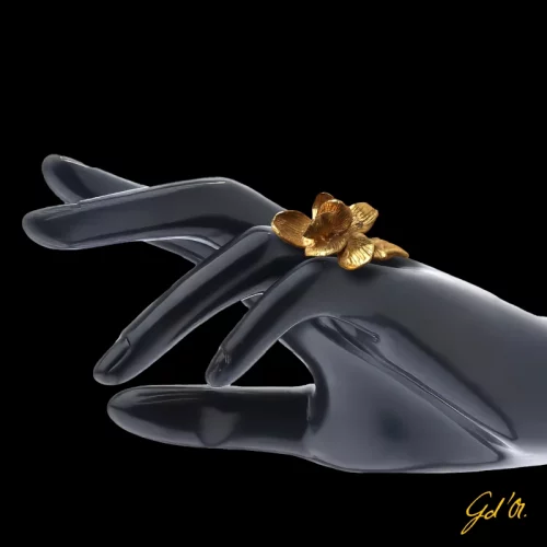 création bijoux plaqué or bague sur presentoir par Laurence Gossart, modèle unique artisanat Gabrielle d'Or