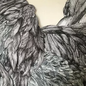 gros plan sur le décolleté de la robe pluie de plumes dessinée par Laurence Gossart, dessinatrice, créatrice, plasticienne, artisanat