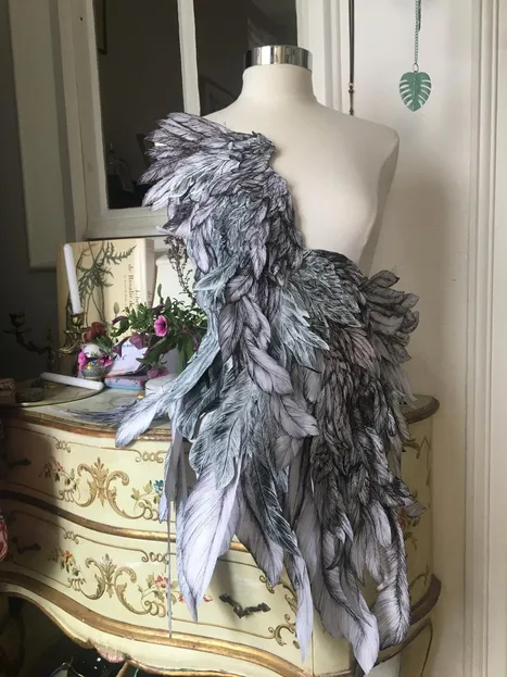 robe de plumes, collection pluie de plumes, par Laurence GOSSART, magnifique, sobre, élégant, sur mesure, modèle unique