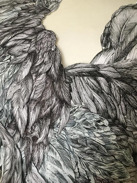 gros plan sur le décolleté de la robe pluie de plumes dessinée par Laurence Gossart, dessinatrice, créatrice, plasticienne, artisanat