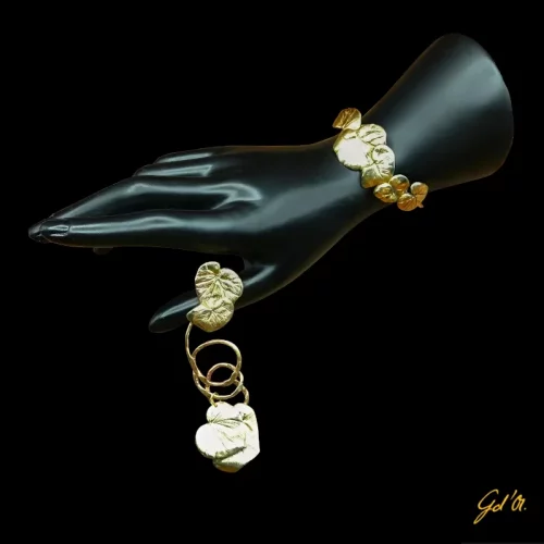 création bijoux plaqué or collection bégonias, bracelet et bague pendante par Laurence Gossart, modèle unique artisanat, bijoux d artiste