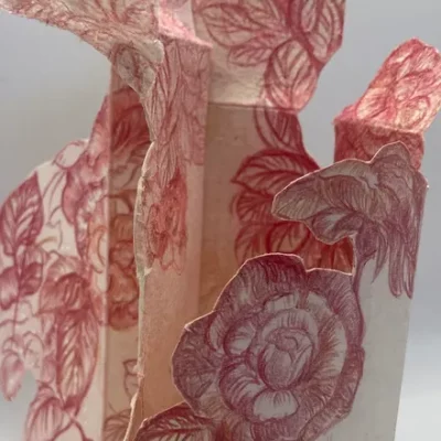 dessin de roses, en relief par Laurence GOSSART, dessinatrice sur toile