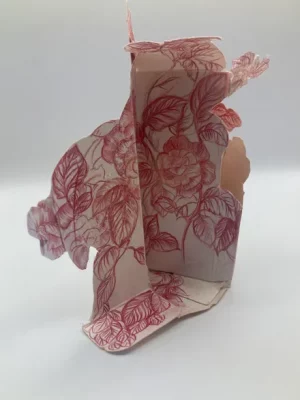 dessin de roses, en relief et découpé par Laurence GOSSART, dessinatrice sur toile
