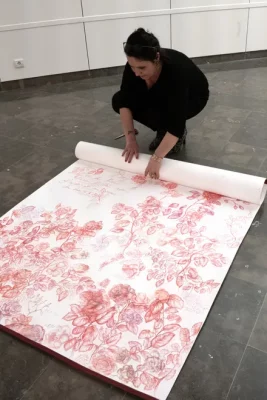 toile de laurence gossart en train de la rouler pour la vendre, représentation de roses, esquisse au crayon