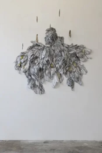 pluie de plume, crée par laurence GOSSART, réalisation avec beaucoup de plumes