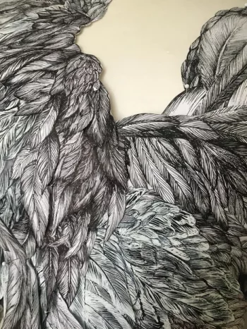 gros plan sur le décolleté de la robe pluie de plumes dessinée par Laurence Gossart, dessinatrice, créatrice, plasticienne, artisanat
