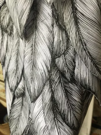 gros plan sur la robe pluie de plumes dessinée par Laurence Gossart, dessinatrice, créatrice, plasticienne, artisanat