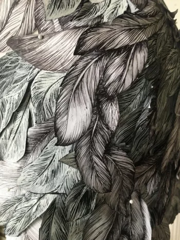gros plan sur la robe pluie de plumes dessinée par Laurence Gossart, dessinatrice, créatrice, plasticienne, artisanat, élégance et précision